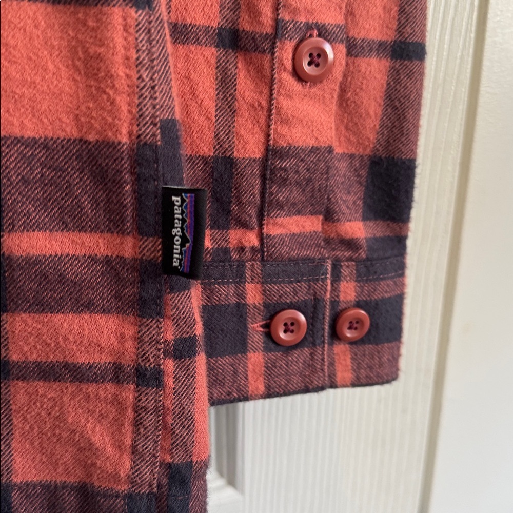 Men’s size small Patagonia brand flannel shirt. - Picture 3 of 5